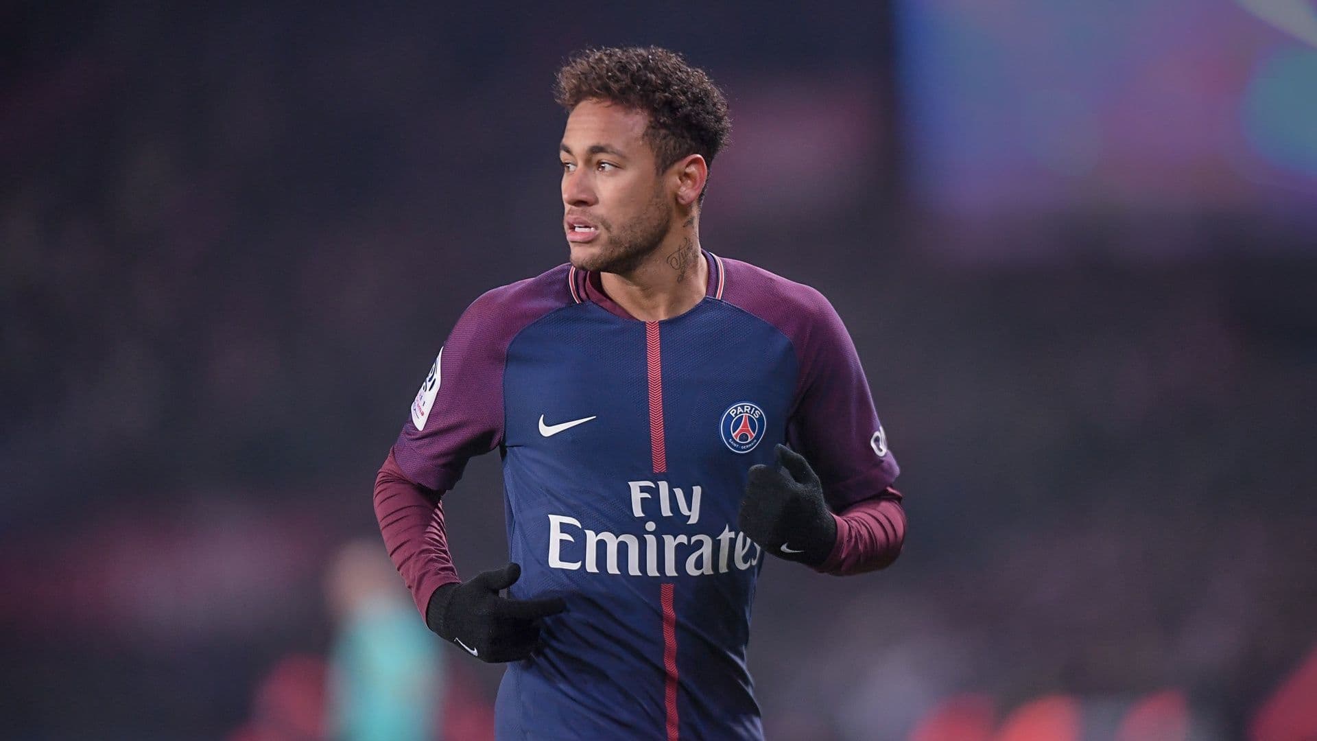Neymar segue lesionado com a camisa do PSG
