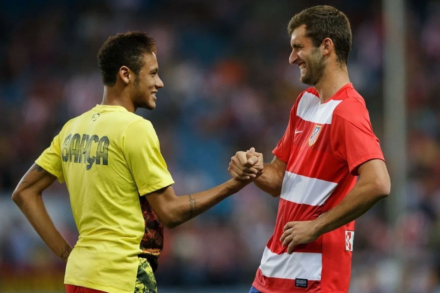 Neymar surpreendeu ao participar da apresentação do atacante Léo Baptistão no Santos