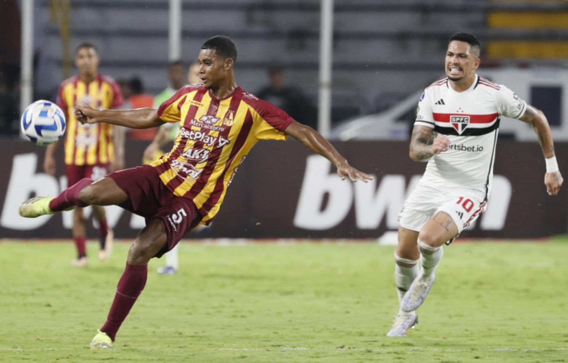 No confronto de ida das oitavas de final da Copa do Brasil 2023, realizado na Ilha do Retiro, o Sport iniciou o São Paulo