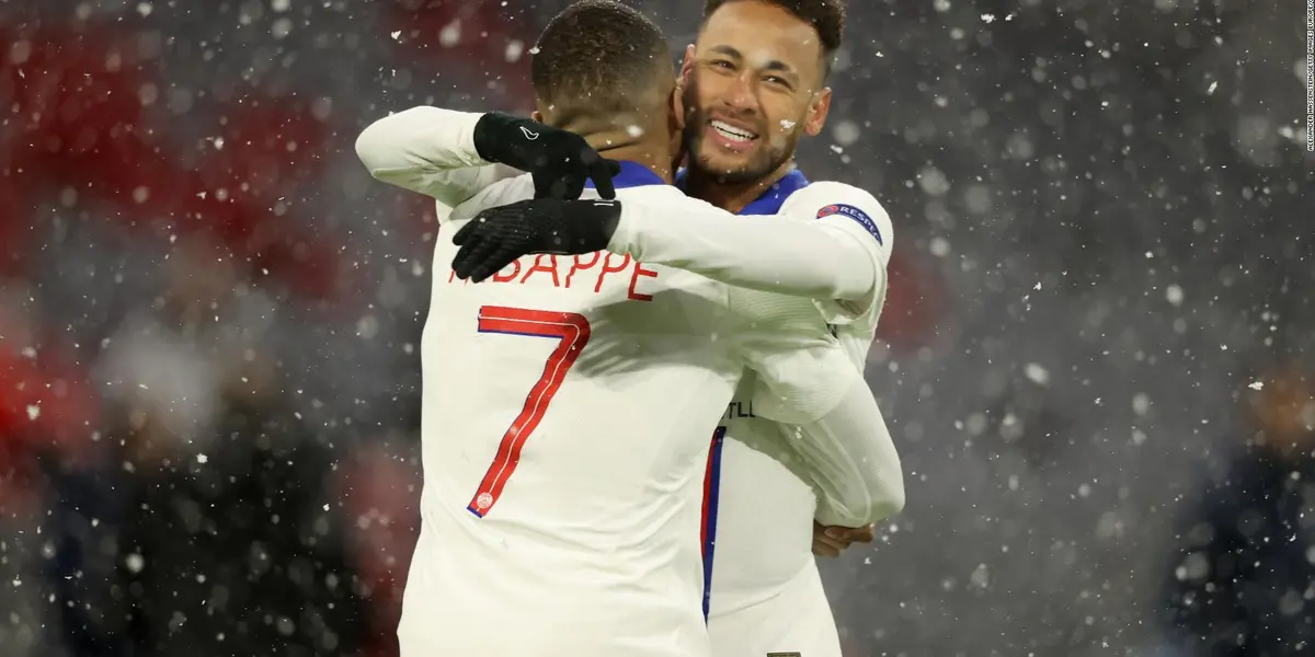 No novo contrato de Neymar há uma cláusula segundo a qual o brasileiro tem o direito de prorrogar mais um ano com o PSG e retornar ao Brasil em 2026