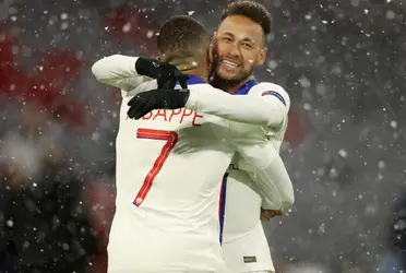 No novo contrato de Neymar há uma cláusula segundo a qual o brasileiro tem o direito de prorrogar mais um ano com o PSG e retornar ao Brasil em 2026