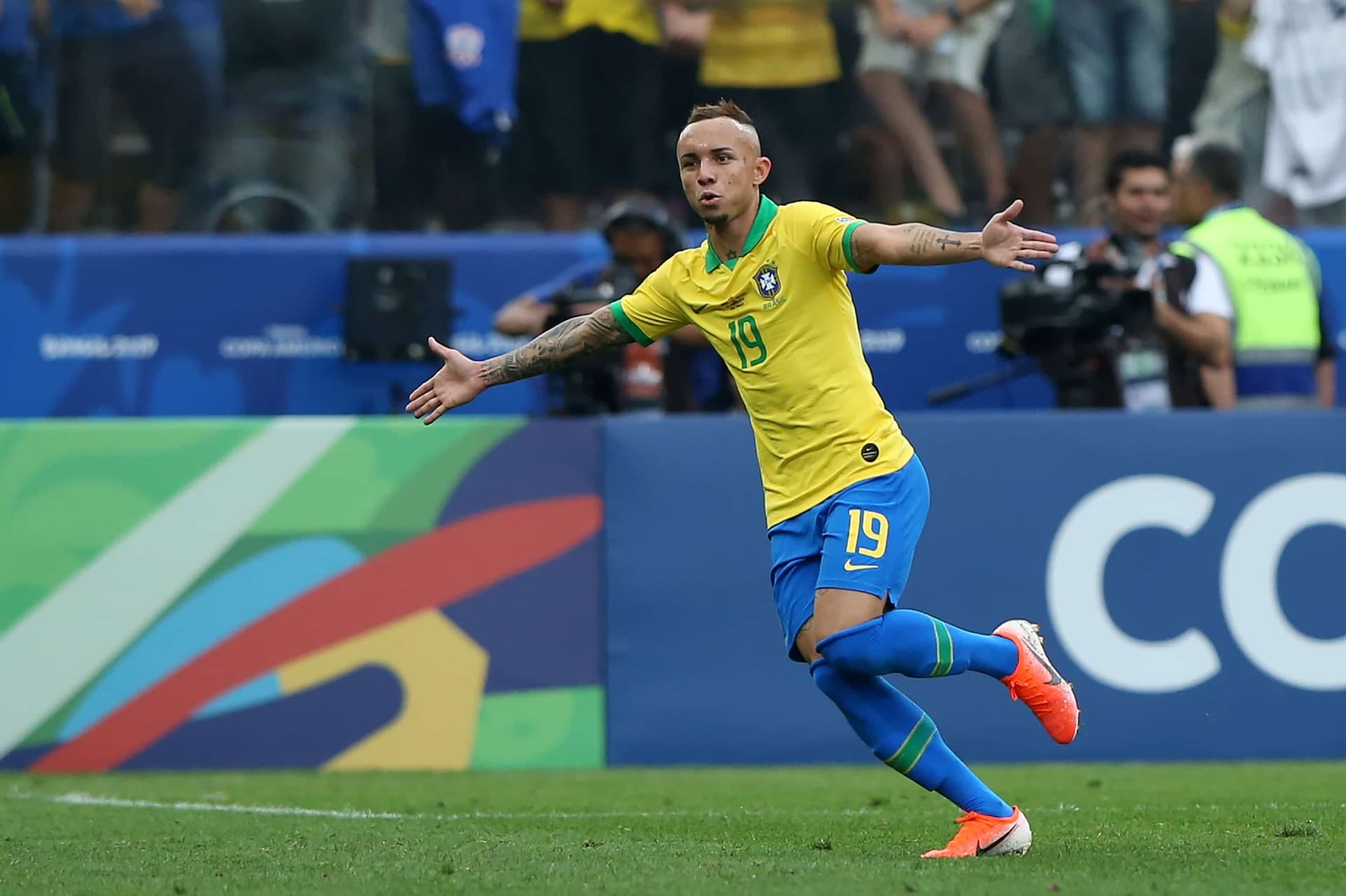 Nos últimos dias, vários meios de comunicação fizeram eco ao possível regresso de Éverton 'Cebolinha' ao Brasil após passagem pelo Benfica português