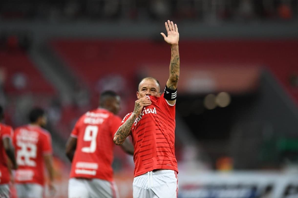 Novo centroavante e ídolo comandam vitória e empolgam a torcida colorada