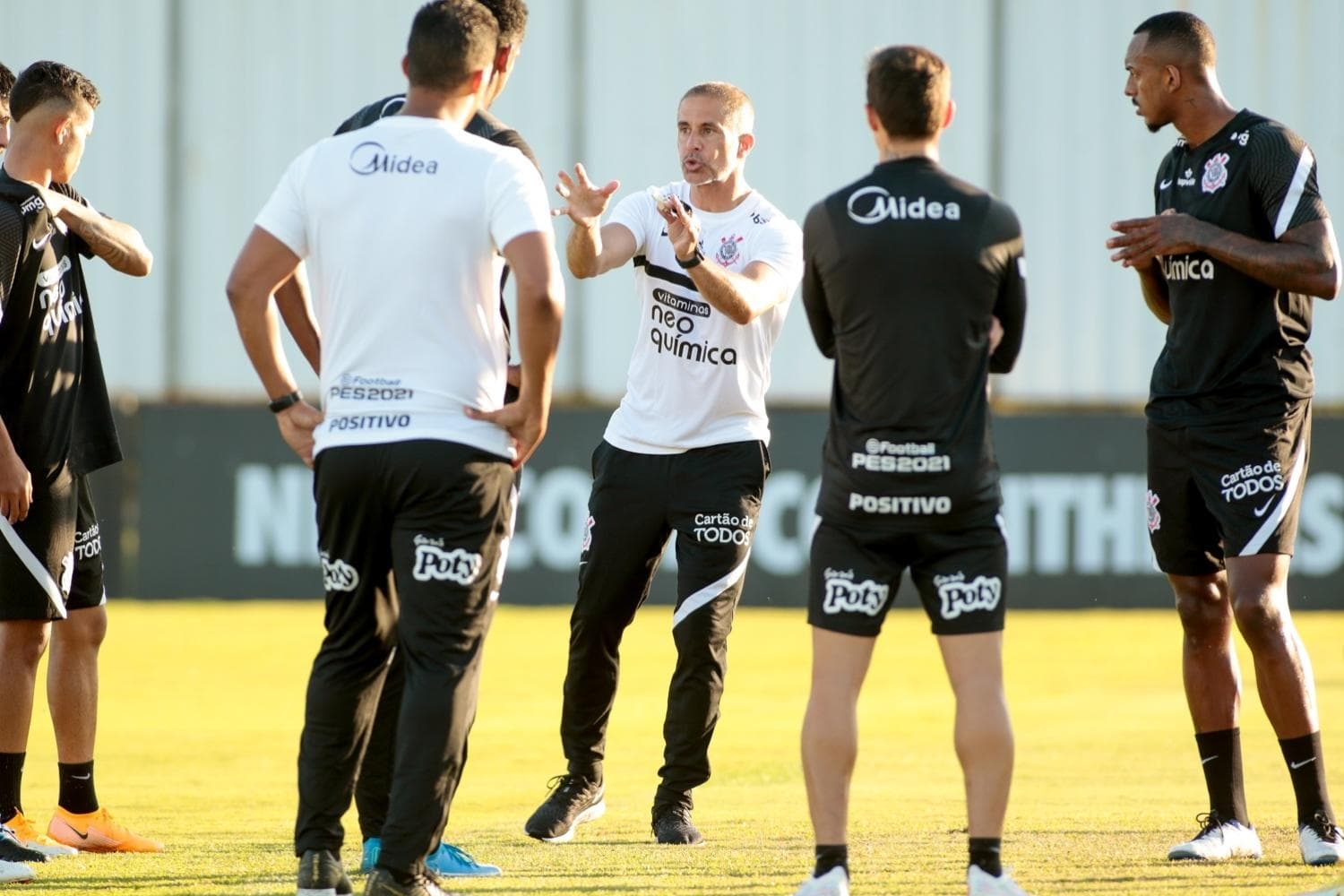 Novo técnico do Corinthians, Sylvinho assume o Timão no Brasileirão