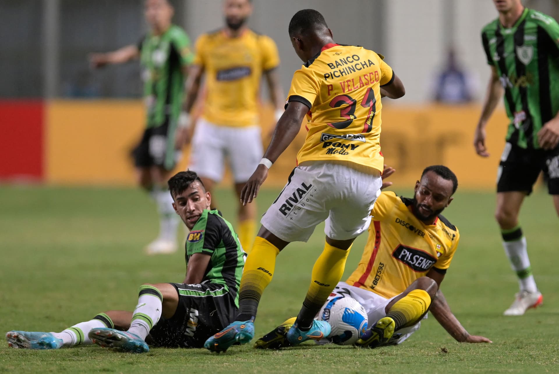 O América Mineiro derrotou o Barcelona SC do Equador nos pênaltis e entrou na fase de grupos da Copa Libertadores pela primeira vez em sua história.