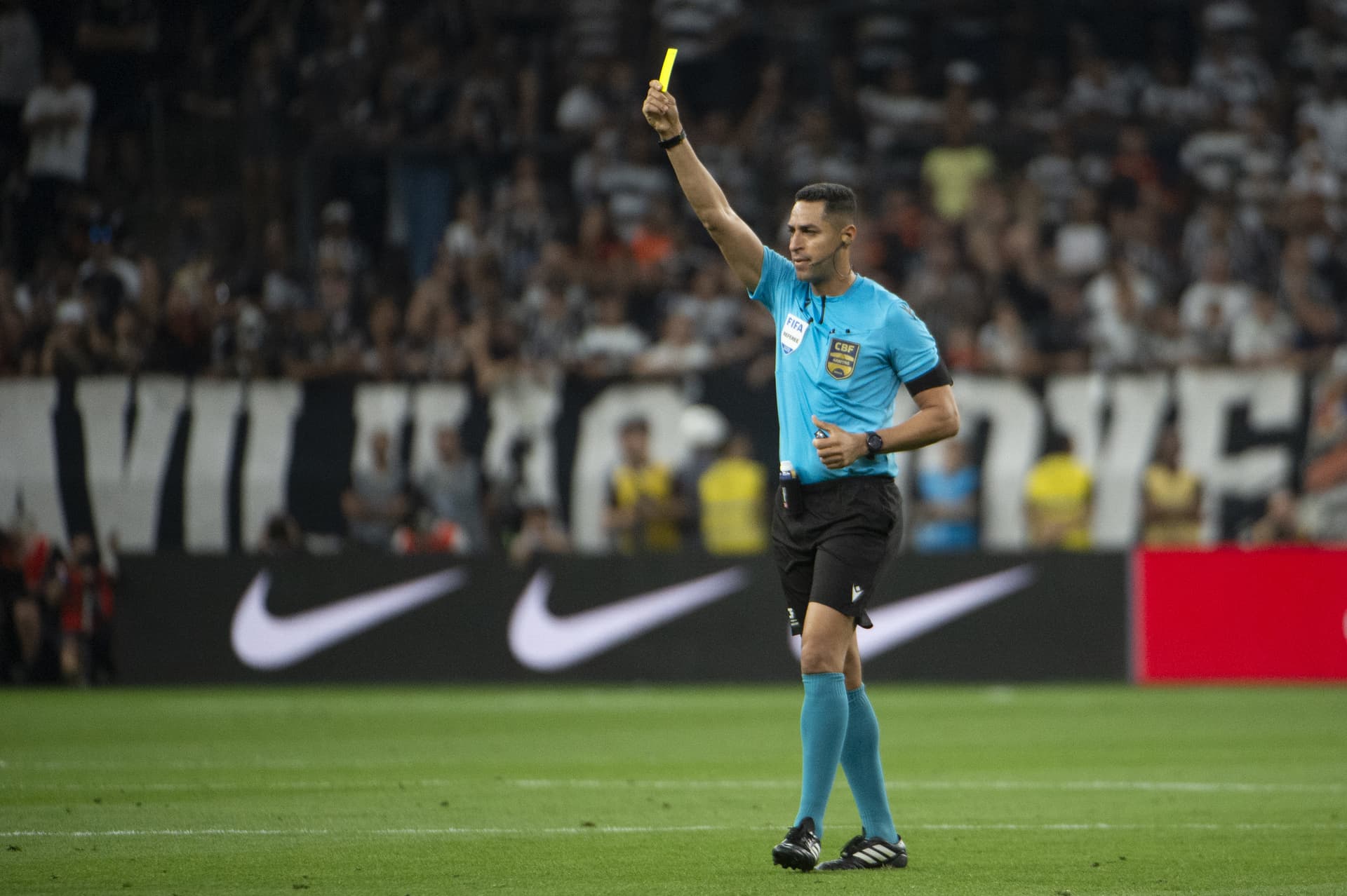 O árbitro Rodrigo José Pereira de Lima durante partida entre Corinthians e Flamengo no estádio Arena Corinthians pelo campeonato Brasileiro A 2026. Foto: Anderson Romão/AGIF