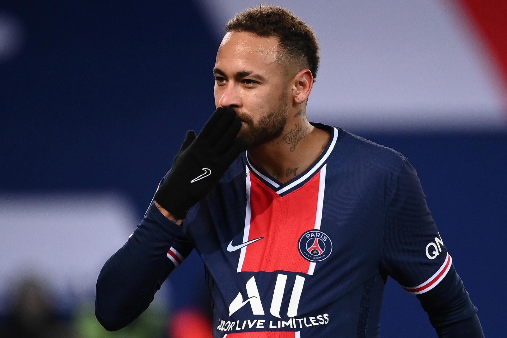 O atacante brasileiro apareceu em entrevista coletiva na prévia da segunda semifinal da Liga dos Campeões, no Parc des Princes. "Estou feliz em Paris", disse o jogador de futebol