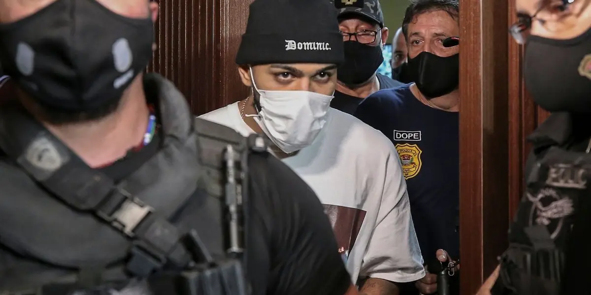 O atacante brasileiro foi preso em março passado em uma ‘festa COVID’ com 200 pessoas. O jogador tentou se esconder embaixo de uma mesa no local para evitar ser detido pela Polícia