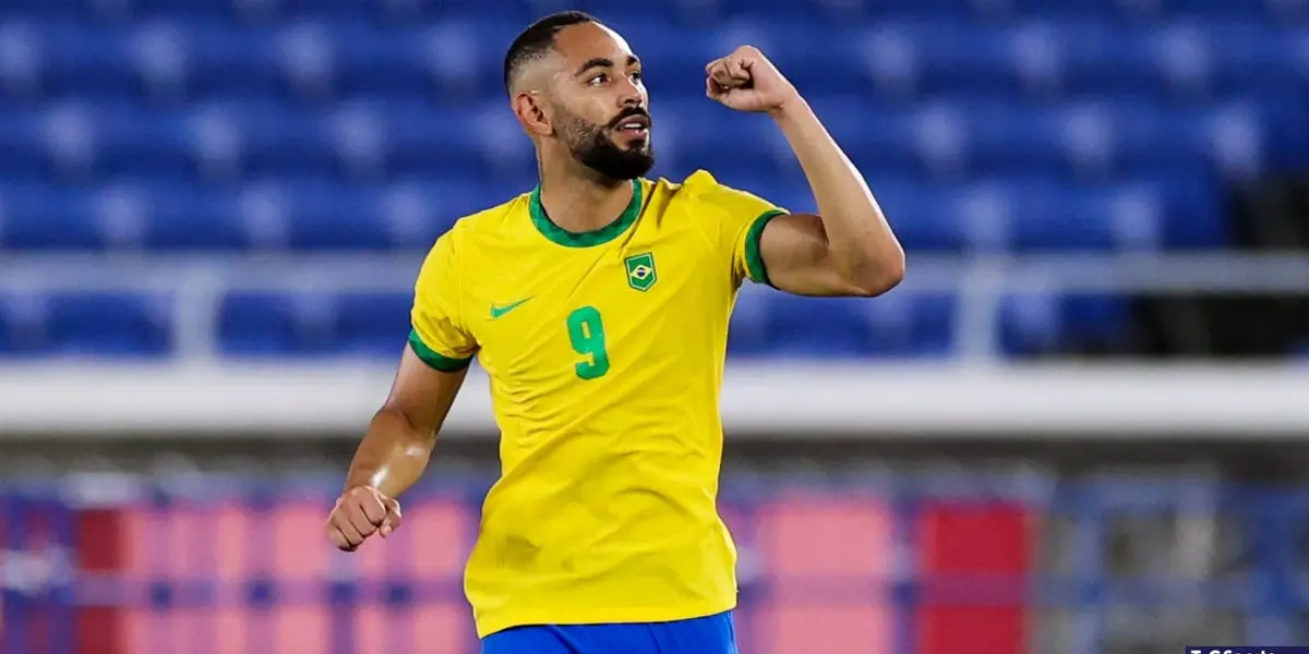 O atacante do Atlético de Madrid, após a partida em Quito, mostrou como ficou o pescoço por causa da terrível entrada do goleiro equatoriano Alexander Domínguez. O atacante apreciou as mensagens de preocupação.