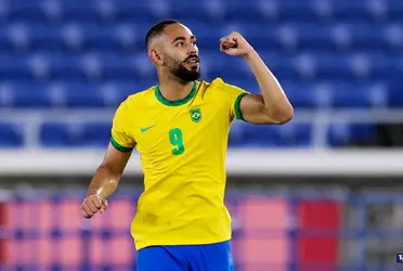 O atacante do Atlético de Madrid, após a partida em Quito, mostrou como ficou o pescoço por causa da terrível entrada do goleiro equatoriano Alexander Domínguez. O atacante apreciou as mensagens de preocupação.