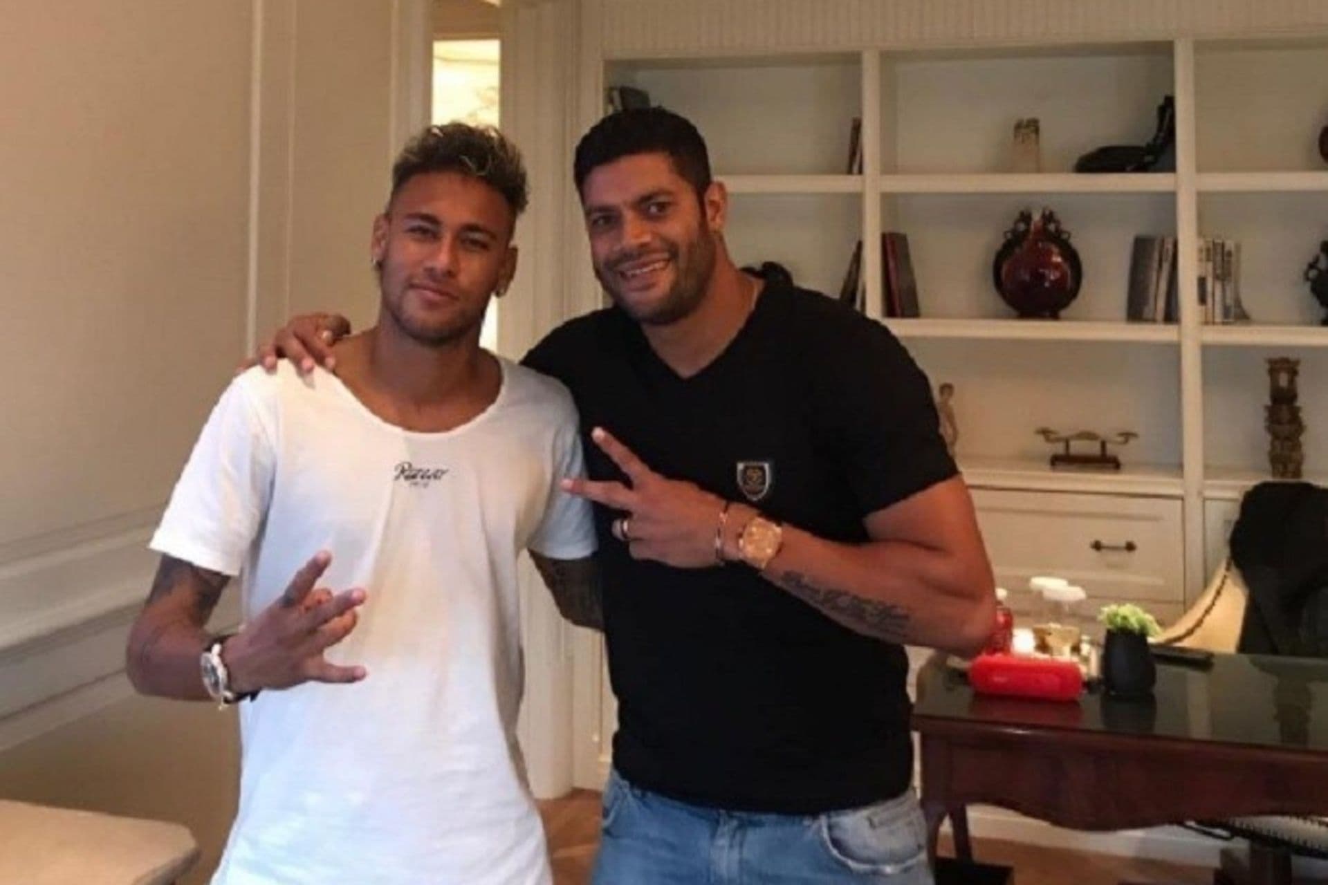 O atacante do Atlético-MG, Hulk, recebeu na noite desta quinta-feira, no Aeroporto da Pampulha, um novo jatinho personalizado