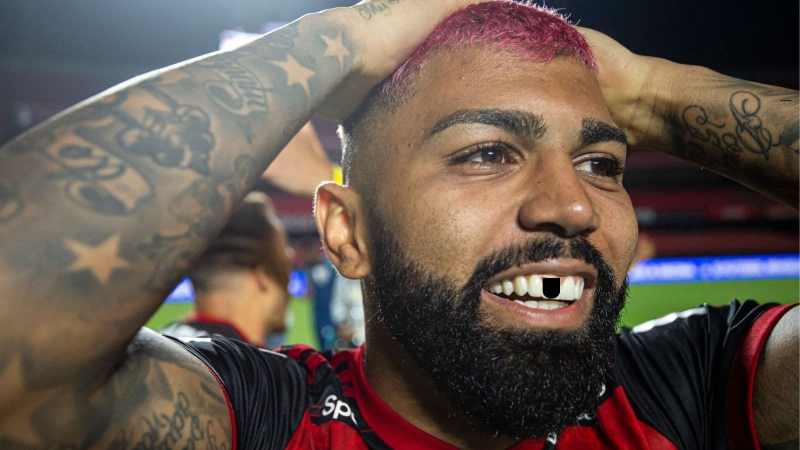 O atacante do Inter de Porto Alegre machucou o atacante do Flamengo com uma cotovelada.