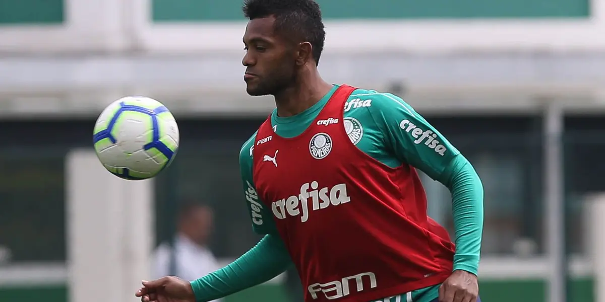 O atacante, que foi a compra mais cara da história do Verdão, chegou à Colômbia para assinar com Junior.