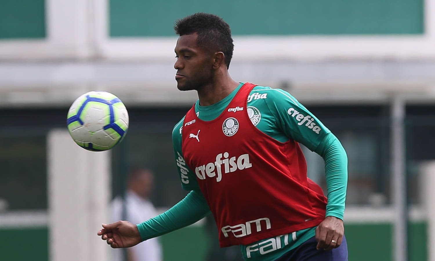 O atacante, que foi a compra mais cara da história do Verdão, chegou à Colômbia para assinar com Junior.
