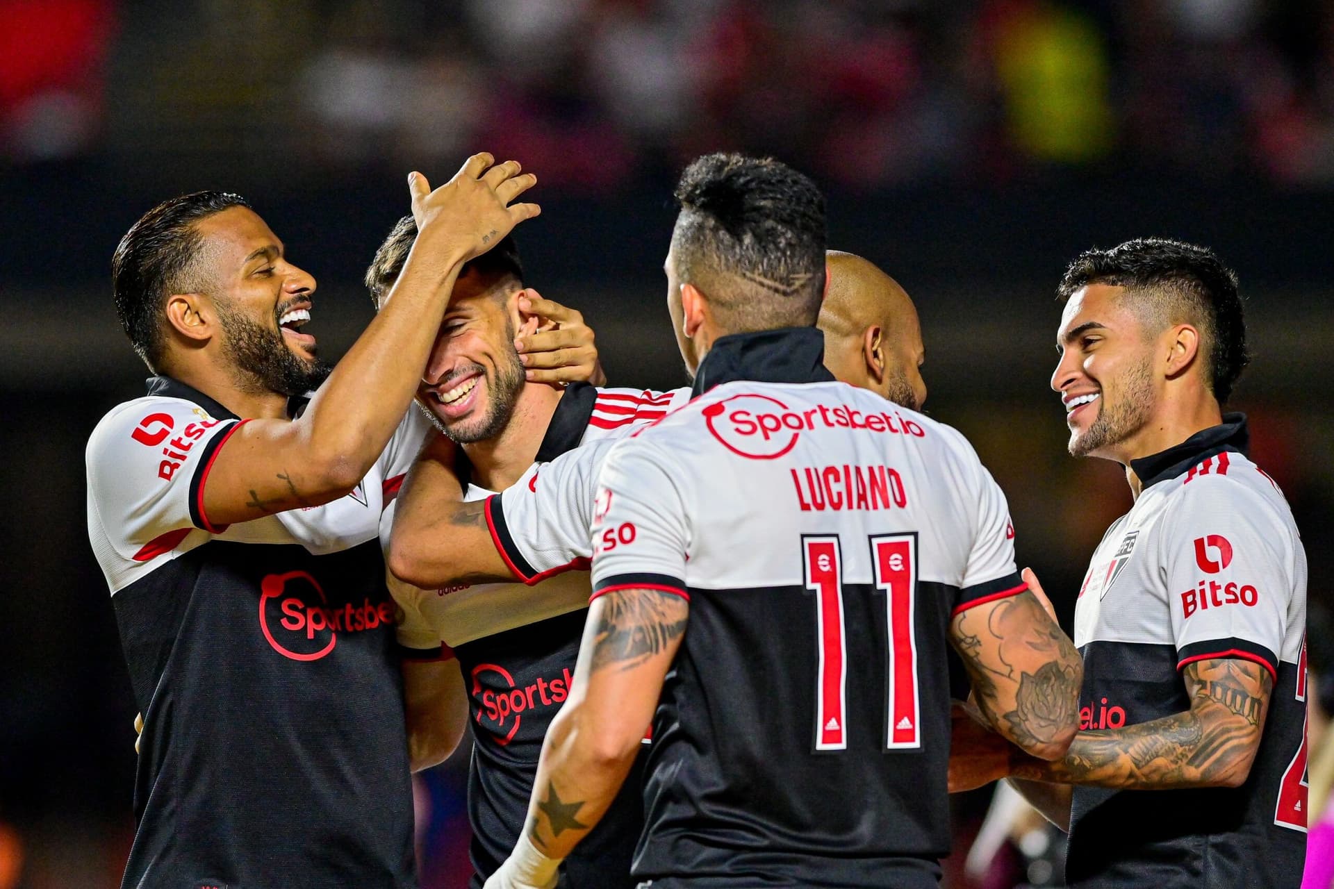 O atacante Vagner Love, do Sport, não entrou em campo na partida contra o São Paulo, pelo jogo de volta das oitavas da Copa do Brasil