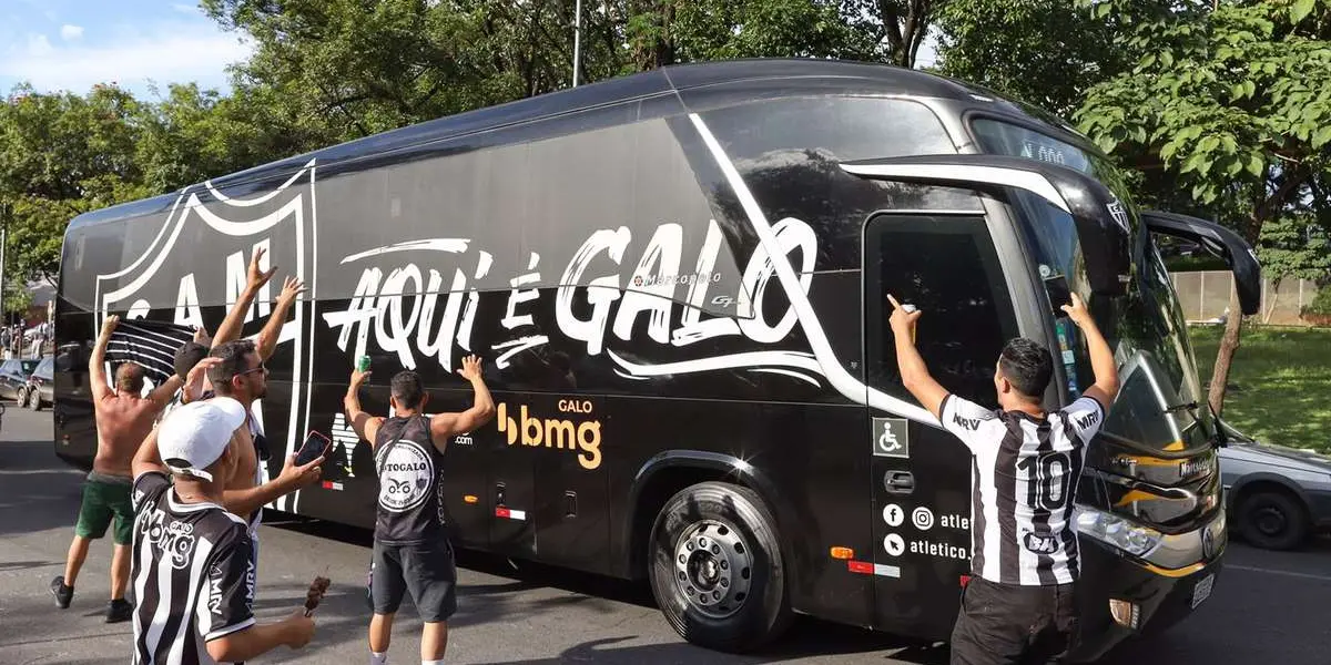 O Atlético Mineiro, ao chegar ao estádio, sofreu um contratempo.