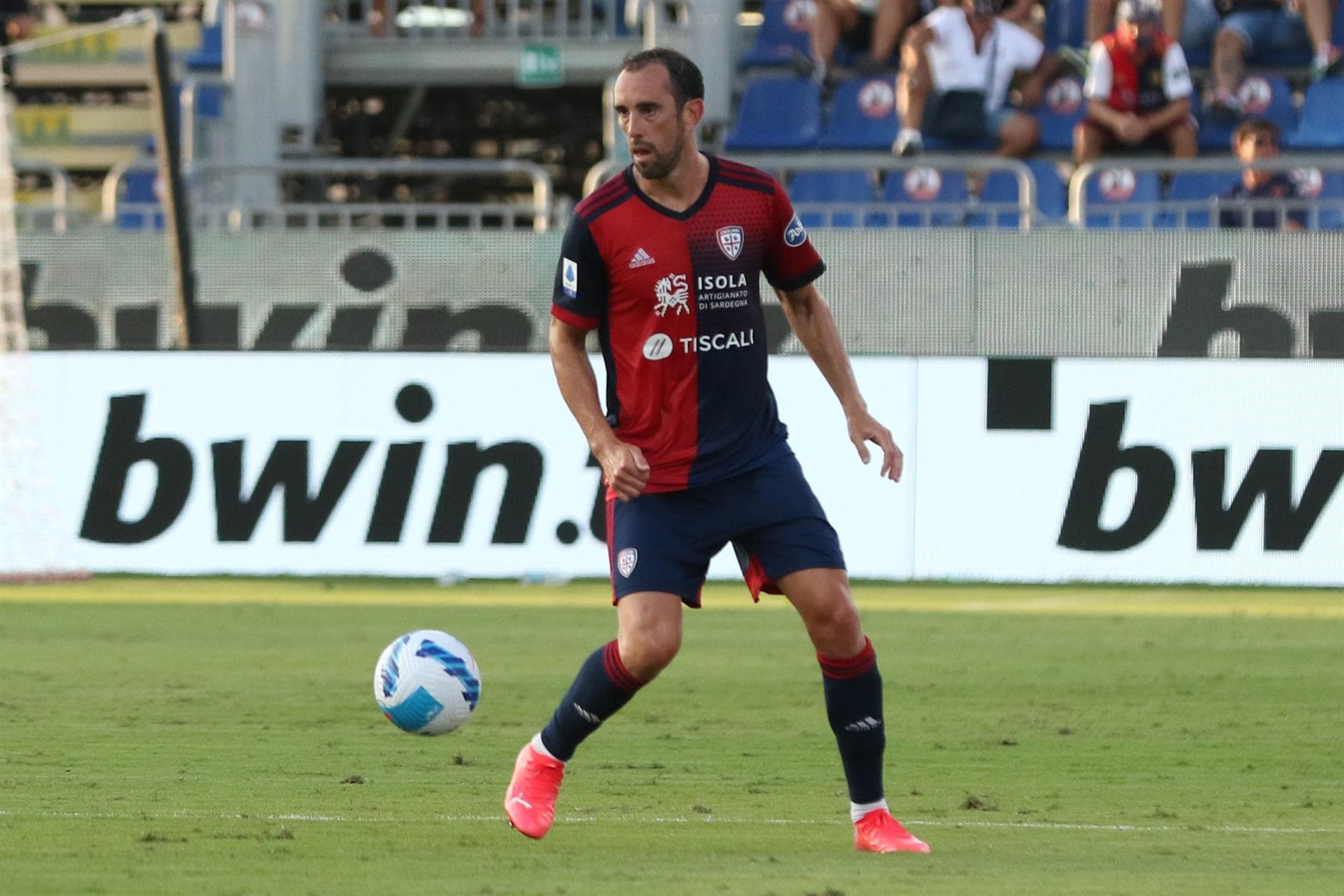 O Atlético Mineiro oficializou a incorporação de Diego Godín. O zagueiro da seleção uruguaia assinou contrato até o final de 2022, após sua última etapa no futebol italiano.
