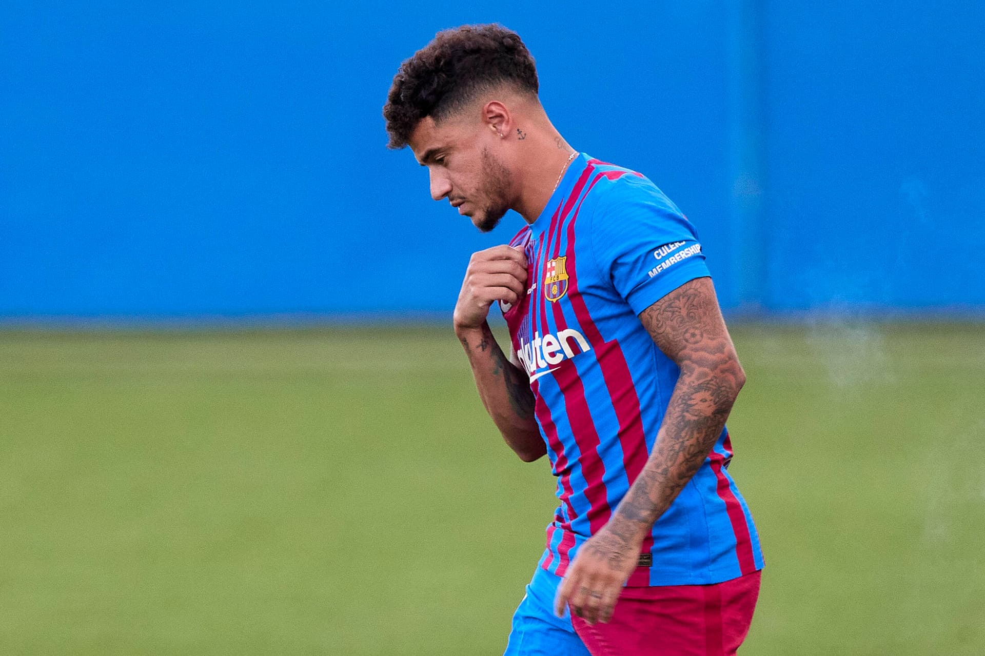 O Barcelona quer colocar Philippe Coutinho na Lazio da Itália, mas o futebolista brasileiro não pensa em se mudar da capital catalã e não há como continuar reduzindo a massa salarial.