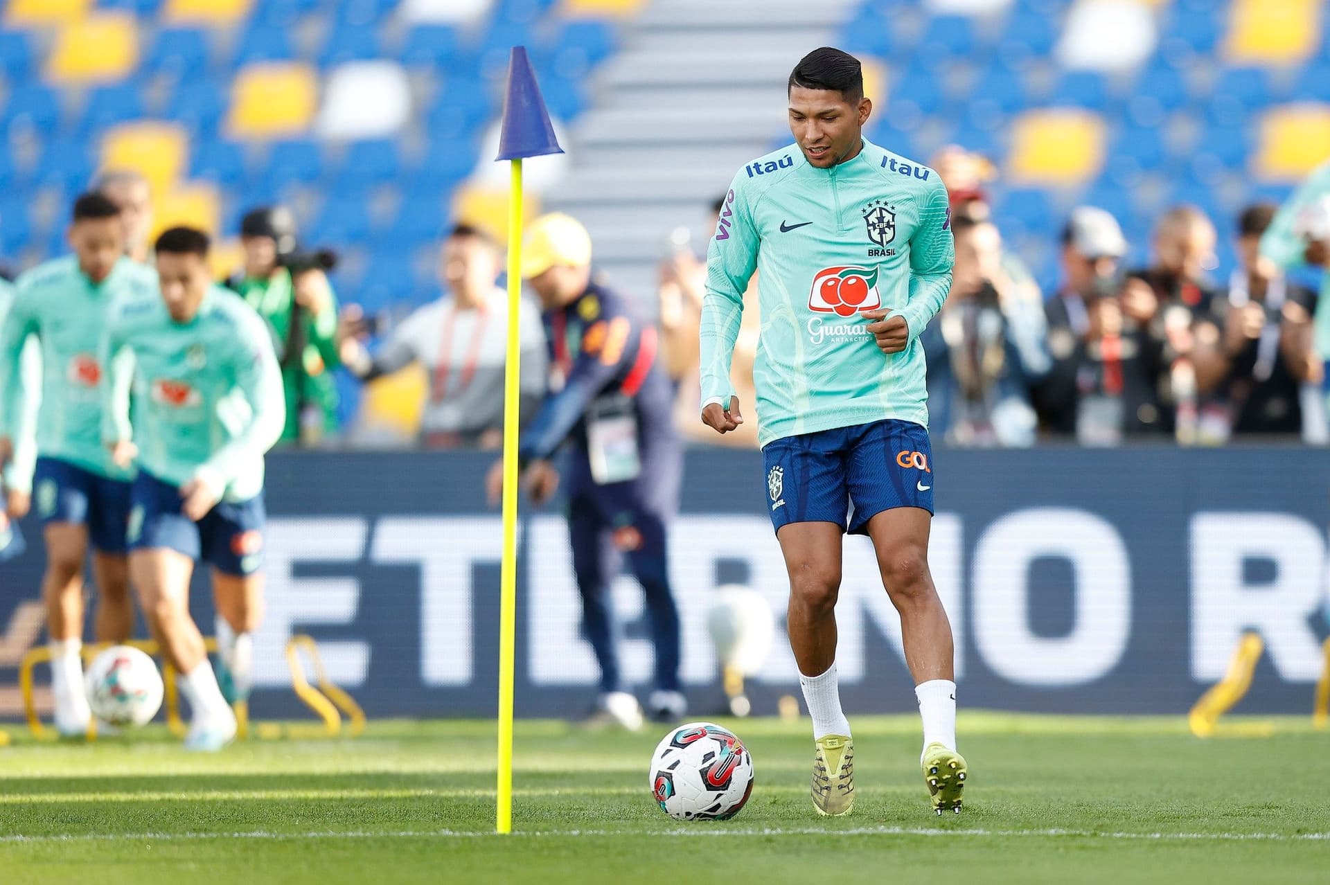 O Brasil enfrenta Marrocos neste sábado, às 19h, e Rony, atacante do Verdão será titular