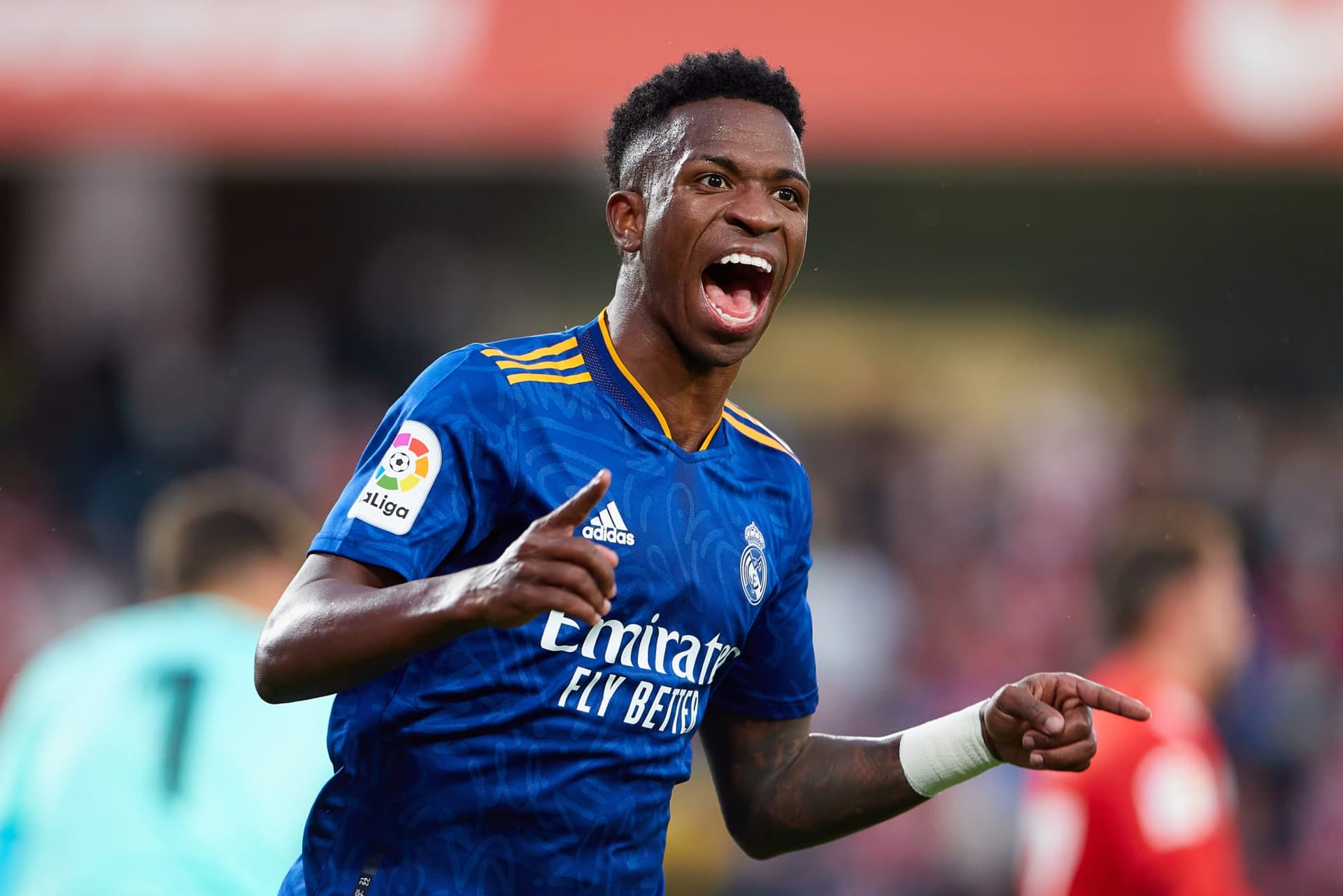 O brasileiro, autor de uma dupla contra o Valencia em duelo pela LaLiga, protagonizou uma cena peculiar e conquistou os elogios dos torcedores do clube merengue.
