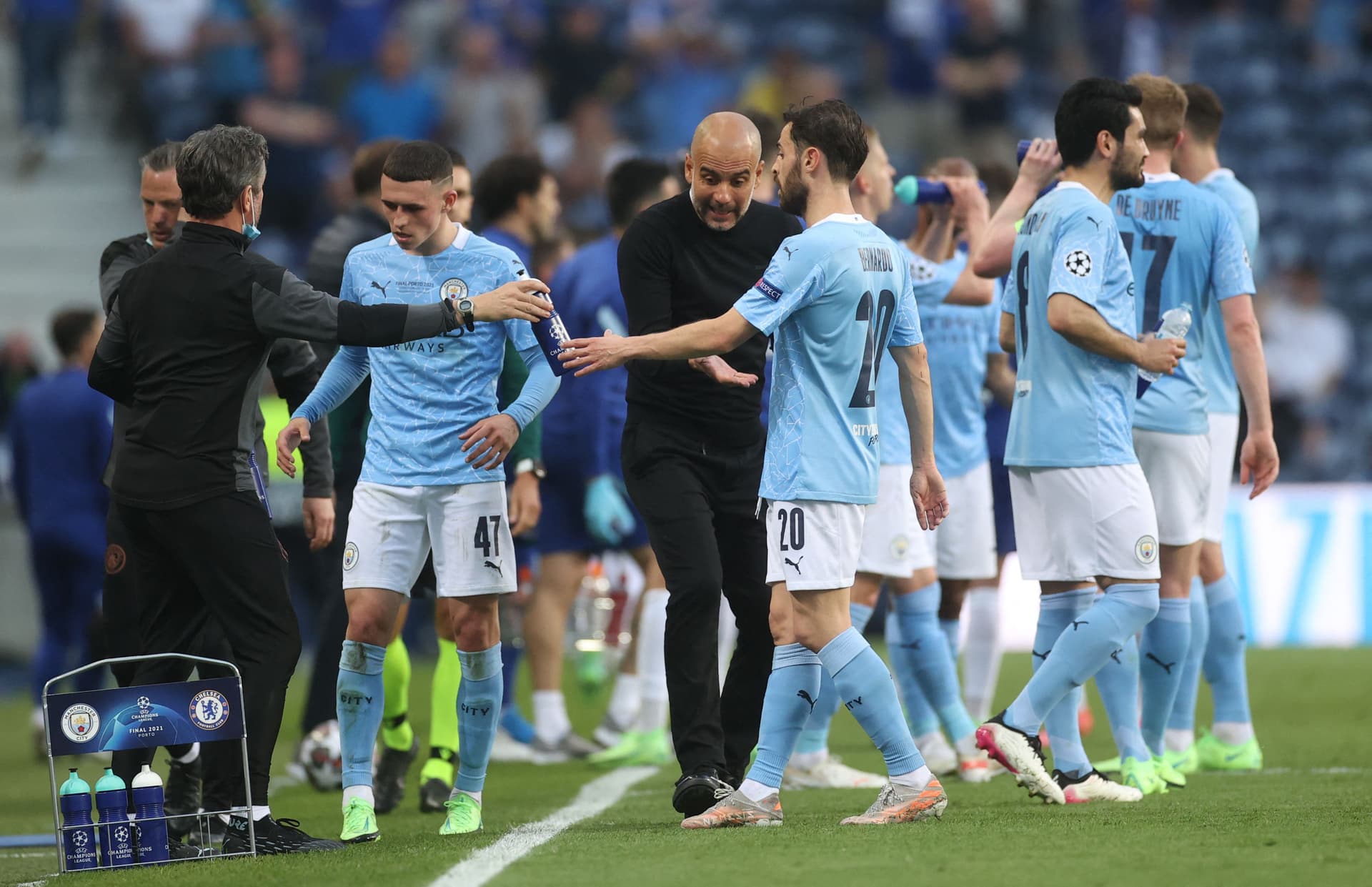 O brasileiro Fernandinho anunciou, de surpresa, sua intenção de não continuar no Manchester City momentos antes da aparição do técnico catalão