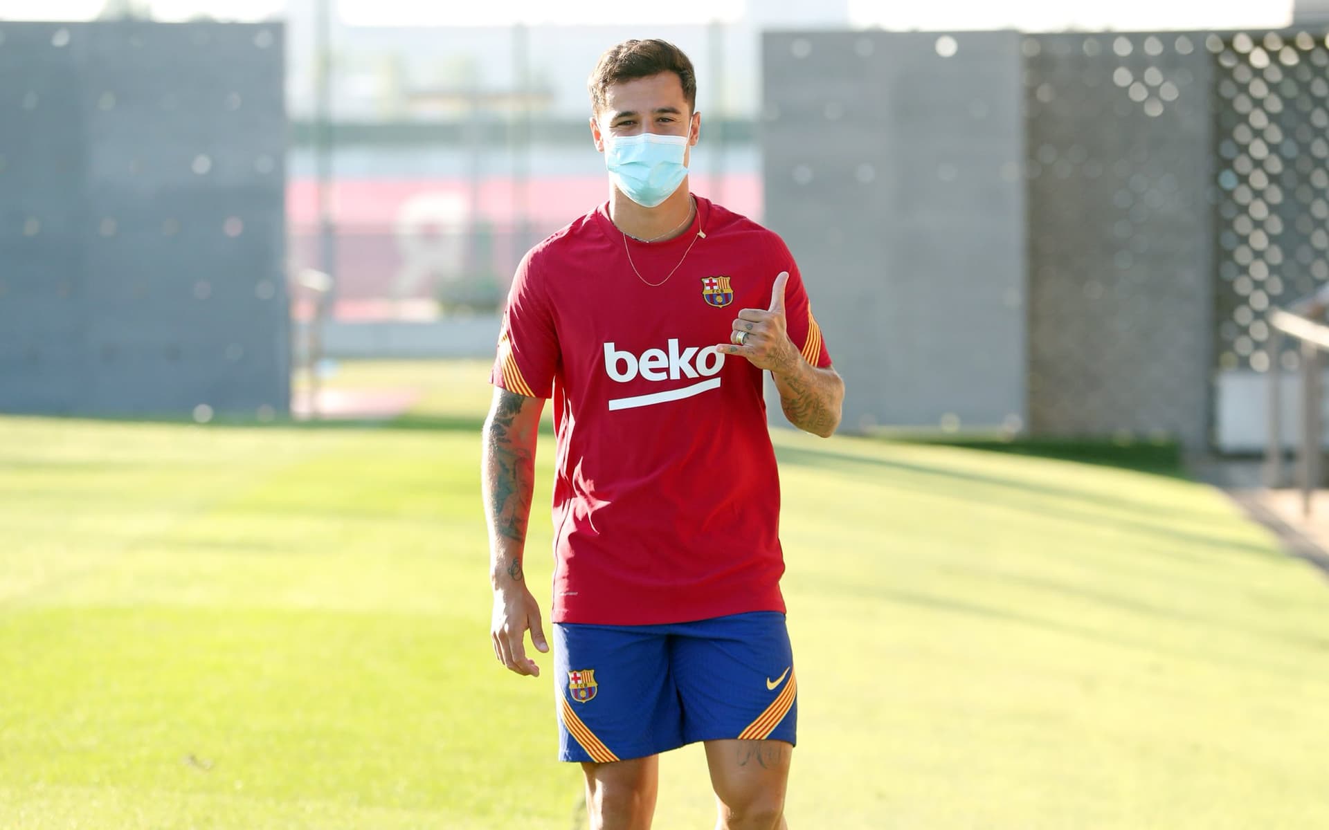 O brasileiro ficará emprestado pelo resto da temporada do FC Barcelona ao Aston Villa inglês, treinado por seu ex-companheiro de Liverpool, Steven Gerrard, os dois clubes anunciaram na sexta-feira.