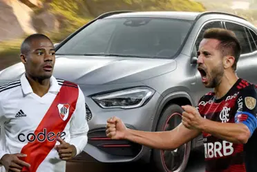 O carro de Everton Ribeiro é uma Mercedes GLA