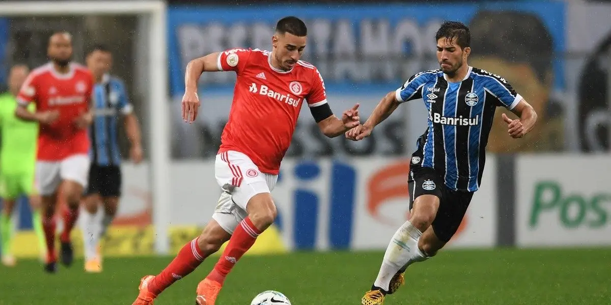 O clássico GreNal 438, que acontece na Arena do Grêmio, está em andamento neste momento. Grêmio e Internacional se enfrentam