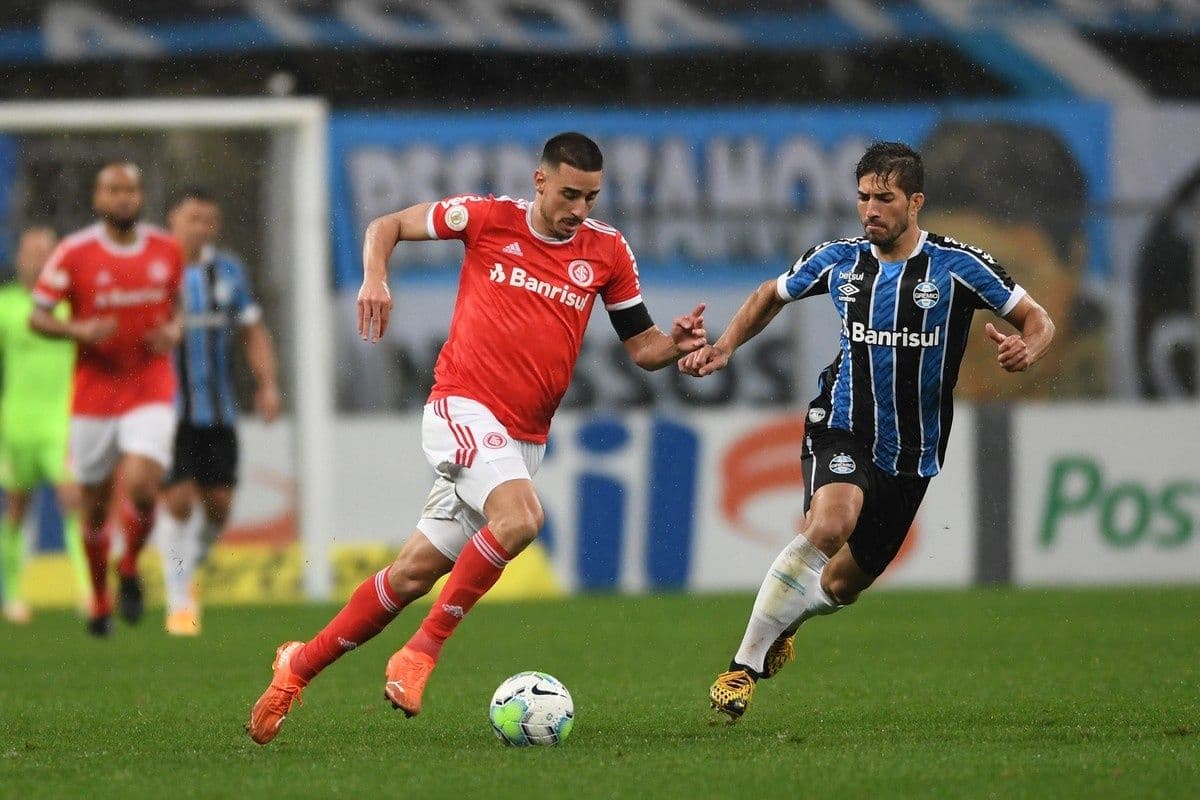 O clássico GreNal 438, que acontece na Arena do Grêmio, está em andamento neste momento. Grêmio e Internacional se enfrentam