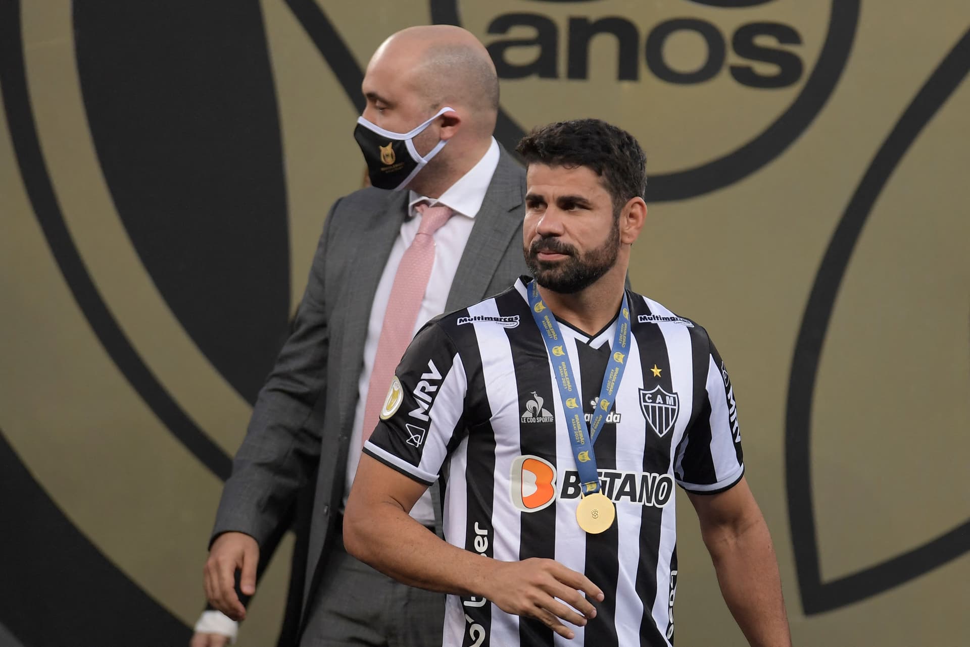 O Corinthians, que busca um '9', tem Diego Costa na agenda, que também embaralha ofertas de Elche e Eibar