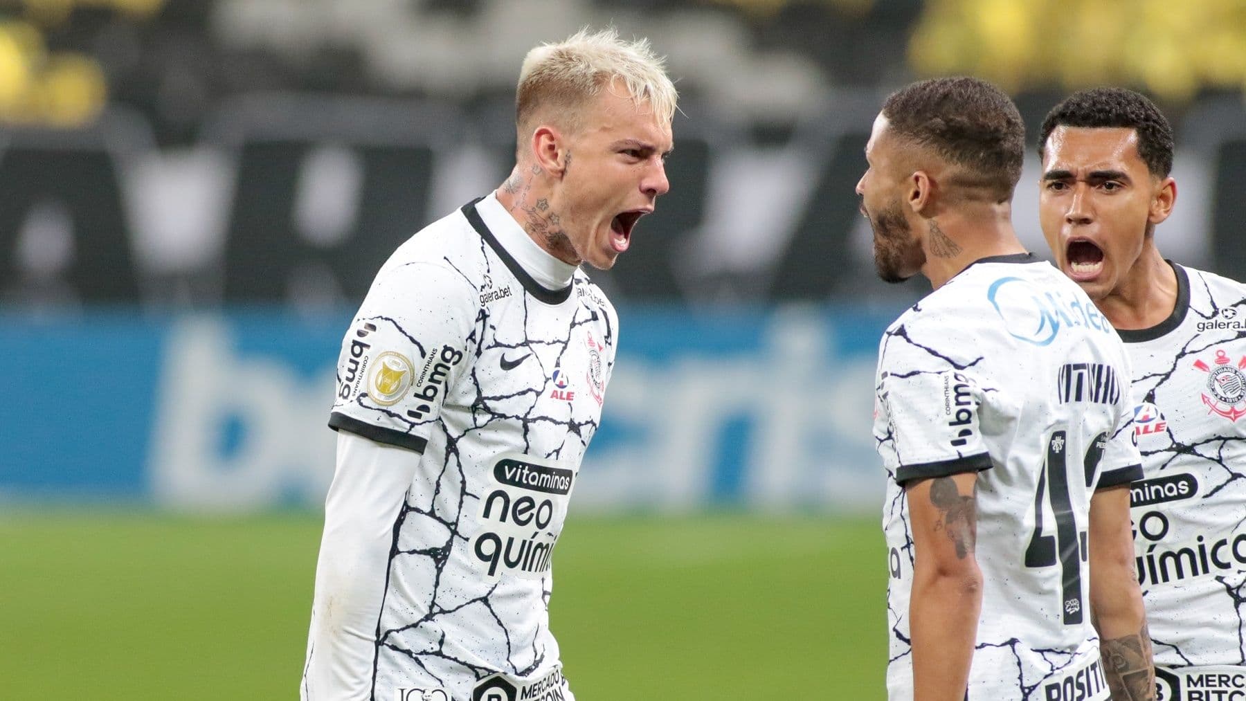 O Corinthians recebe o Goiás às 16h