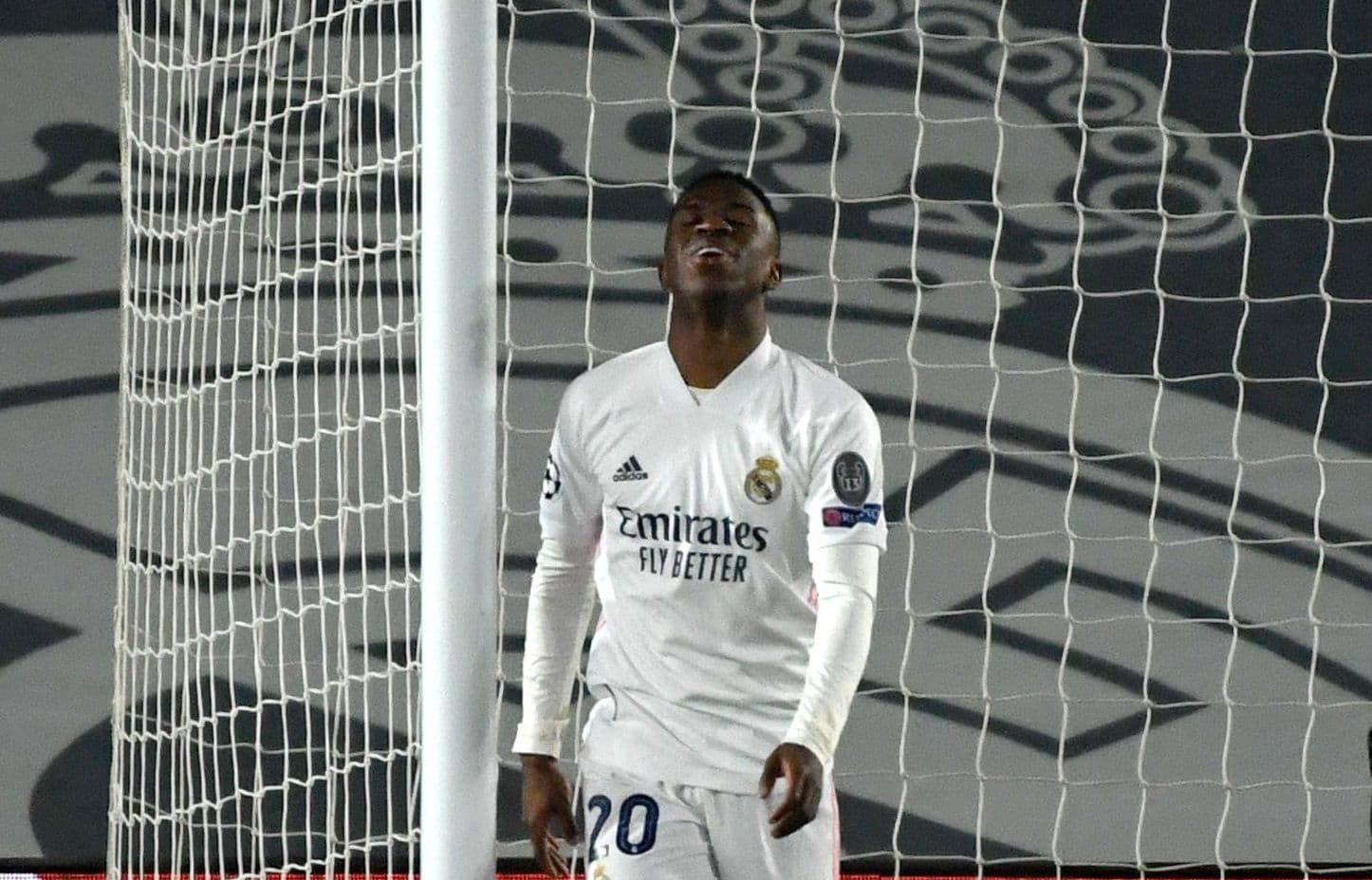 O defesa do Barcelona deixou uma mensagem provocativa ao avançado do Real Madrid a meio do clássico disputado no Santiago Bernabéu, quando os catalães já tomavam banho por 4 a 0.