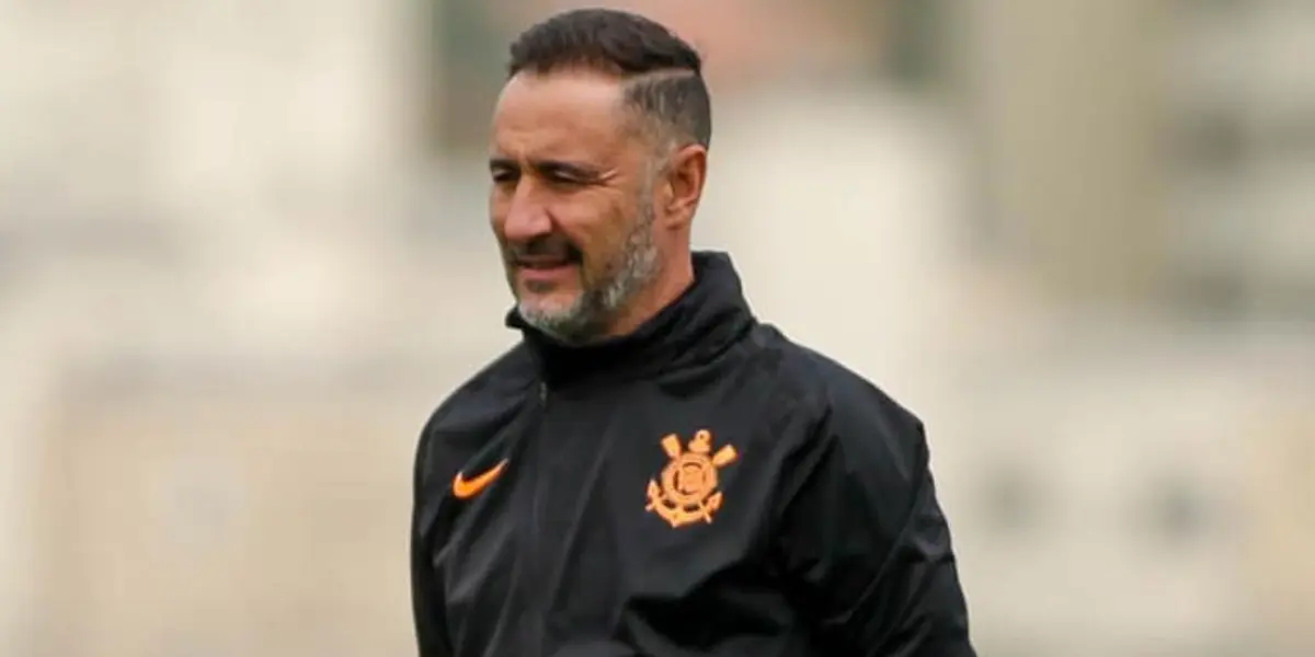 O dirigente respondeu a pergunta feita por torcedor e esclareceu situação com técnico