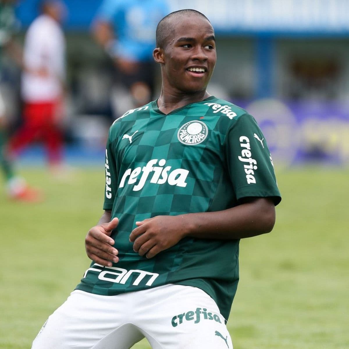 O elenco blaugrana está disposto a pagar uma cifra milionária pela contratação de Endrick, um jogador de 15 anos que brilha no baixo Palmeiras.