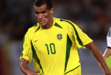 O escudo do Mogi Mirim, um dos símbolos do clube de futebol do interior de São Paulo, está amassado e corroído pelo tempo