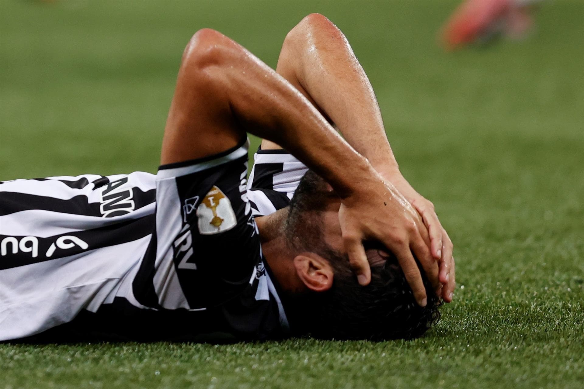 O ex-atacante do Atlético de Madrid ou Chelsea rescindiu contrato com o 'Galo', embora de acordo com avanços do Brasil ele poderia ficar no país, mas em outro clube. Ele argumentou sua saída por motivos pessoais.