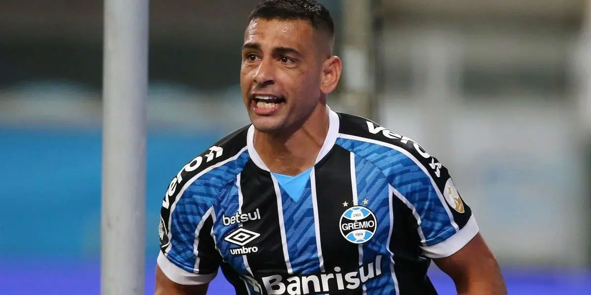 O experiente centroavante do Grêmio fez revelações sobre o recém chegado Luis Suárez