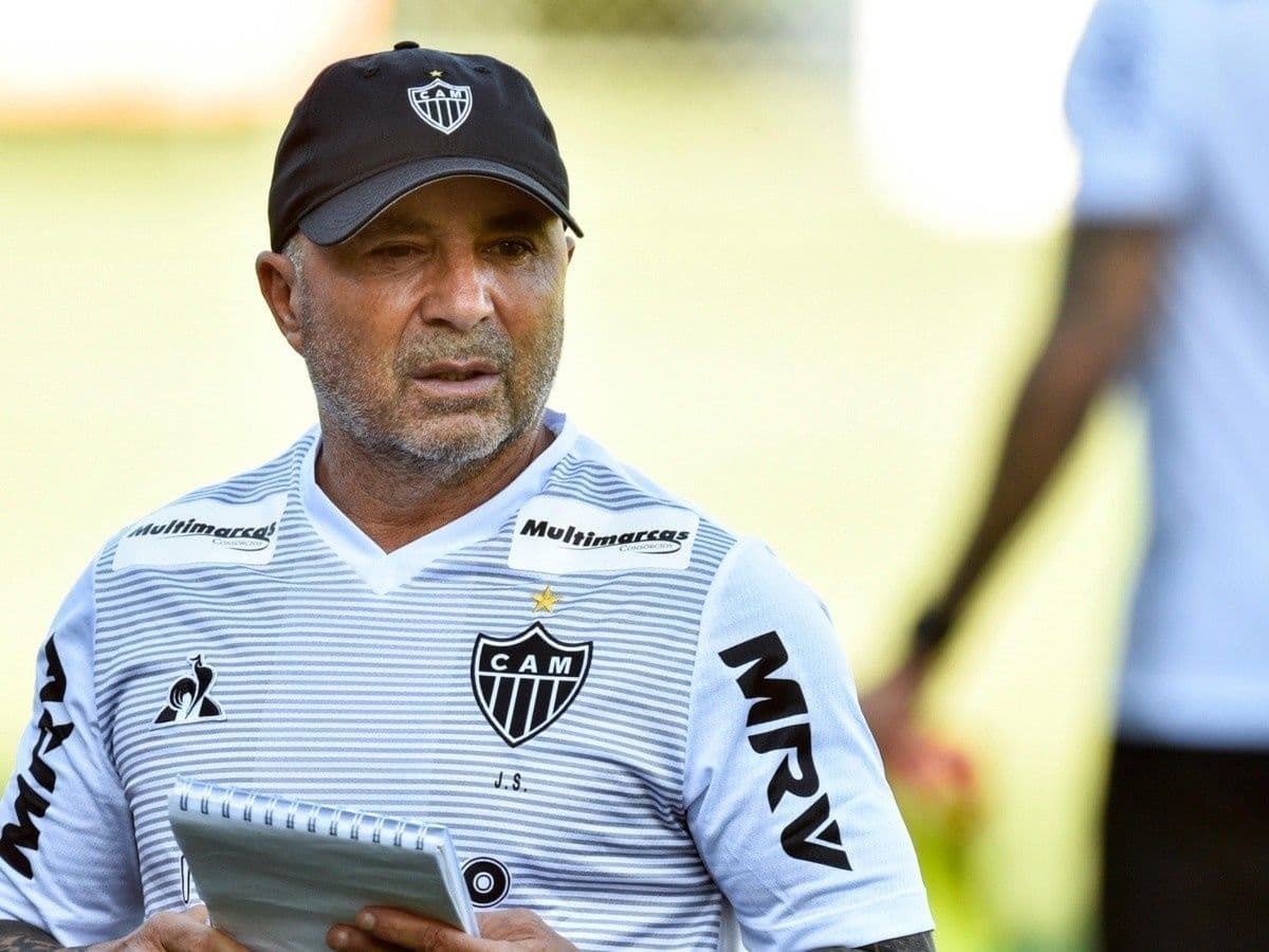 O francês Adil Rami. que trabalhou com Jorge Sampaoli em Sevilha, encheu o argentino de elogios, quanto à sua futura relação com o Olympique de Marseille