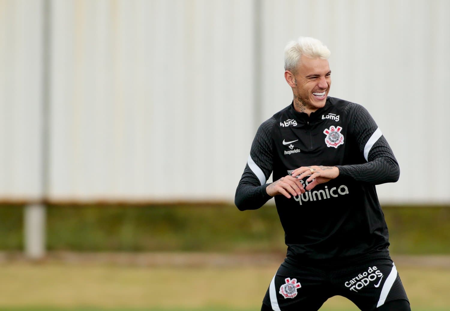 O futebol brasileiro ainda não se acostumou com o número de Róger Guedes que passou por um momento cômico na vitória do Timão