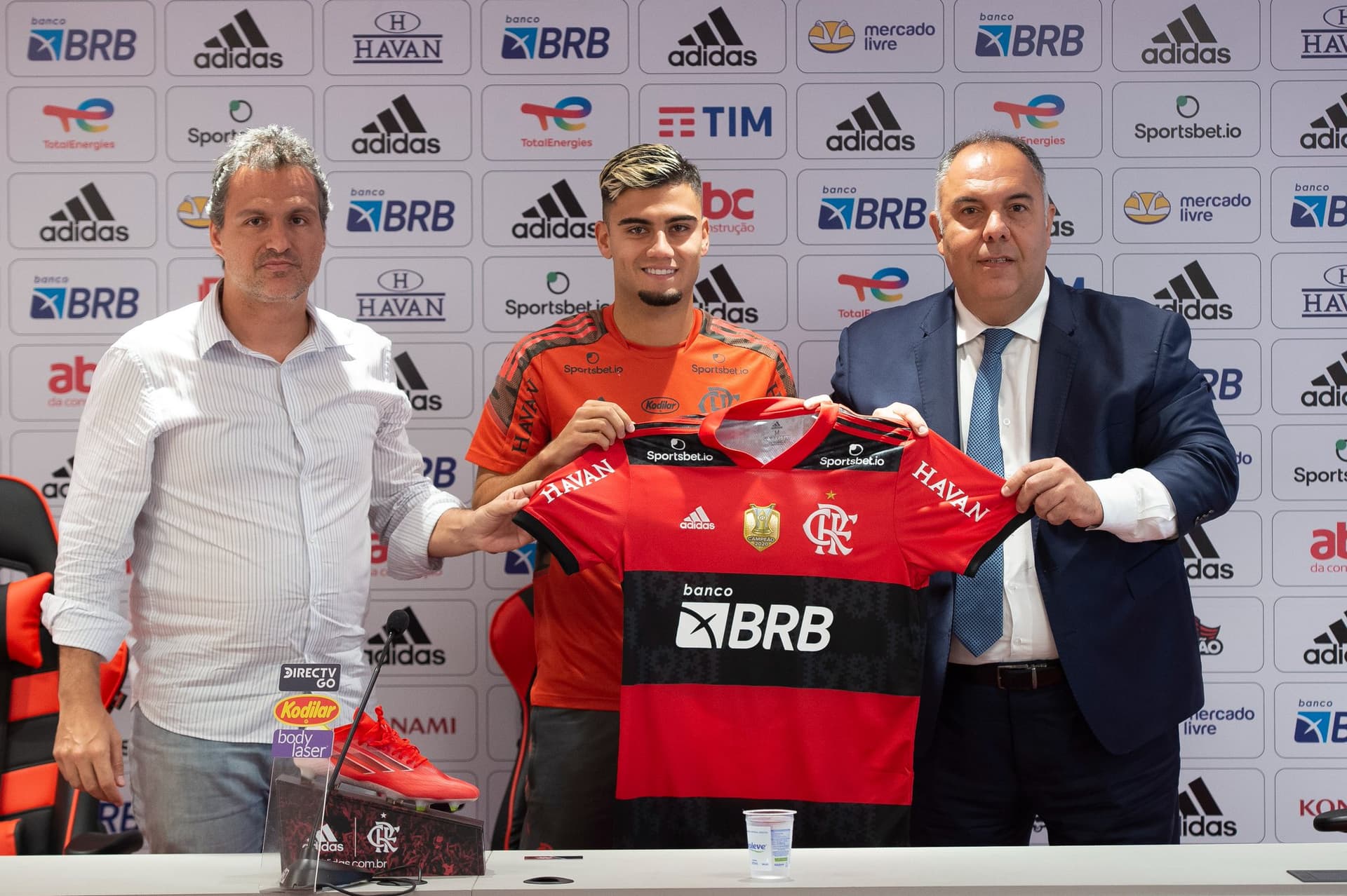 O futuro do meio-campista do Manchester United Andreas Pereira continua incerto