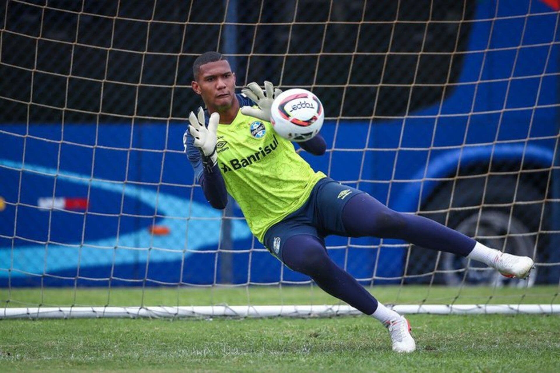 O goleiro Adriel, do Grêmio, esteve em uma reunião com a direção do clube na última terça para explicar sua conduta após série de erros