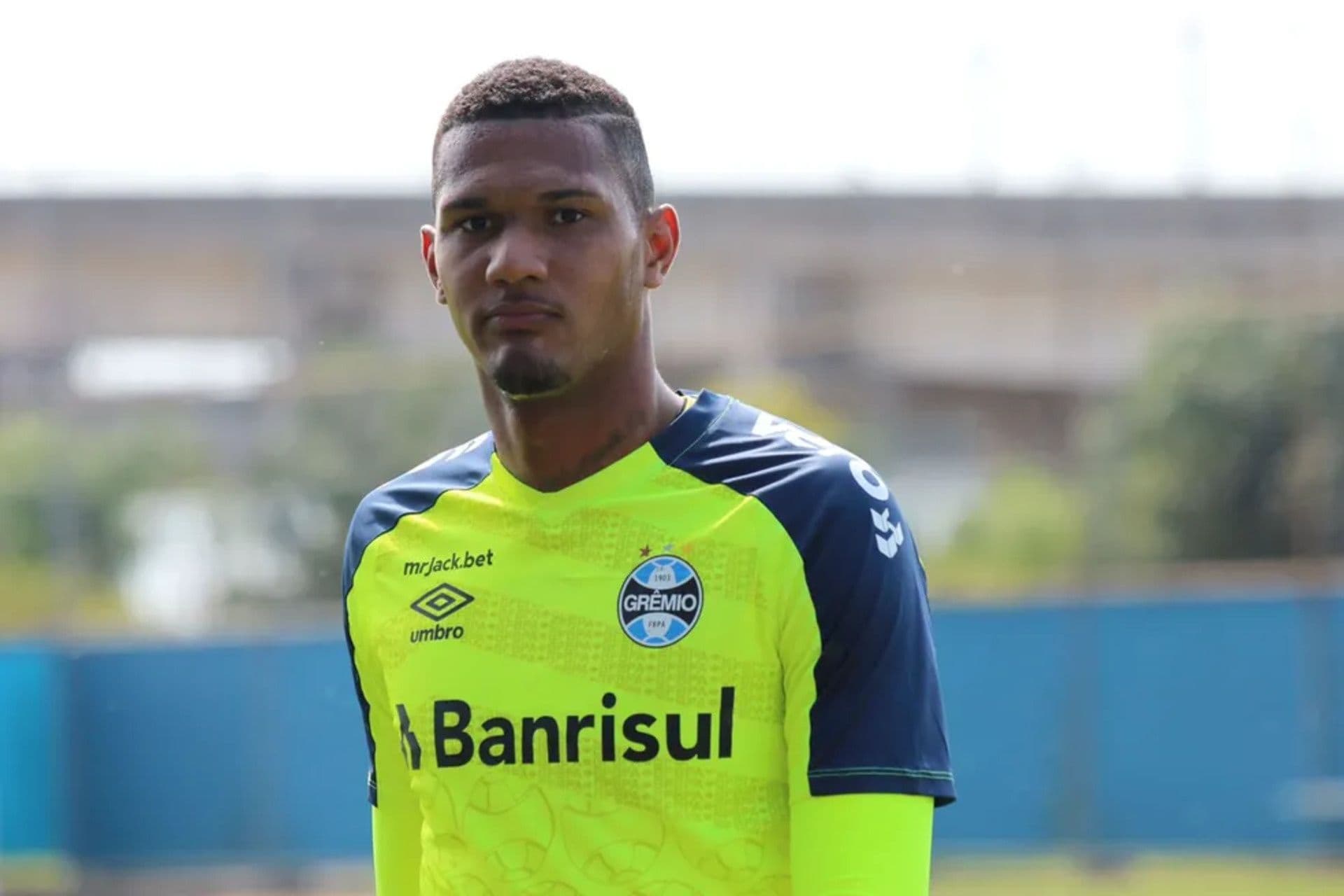 O goleiro Adriel, do Grêmio, foi barrado do time titular após atos de indisciplina e se manifestou sobre a situação por meio de um vídeo