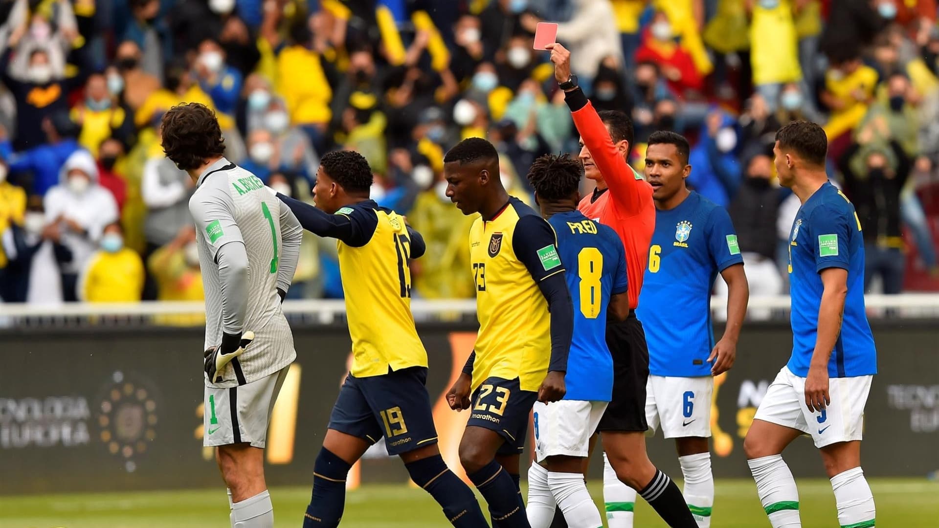 O goleiro brasileiro já estava com cartão amarelo e a seleção brasileira não teve mais alterações. No entanto, o goleiro terminou a partida com alguns minutos finais vibrantes.