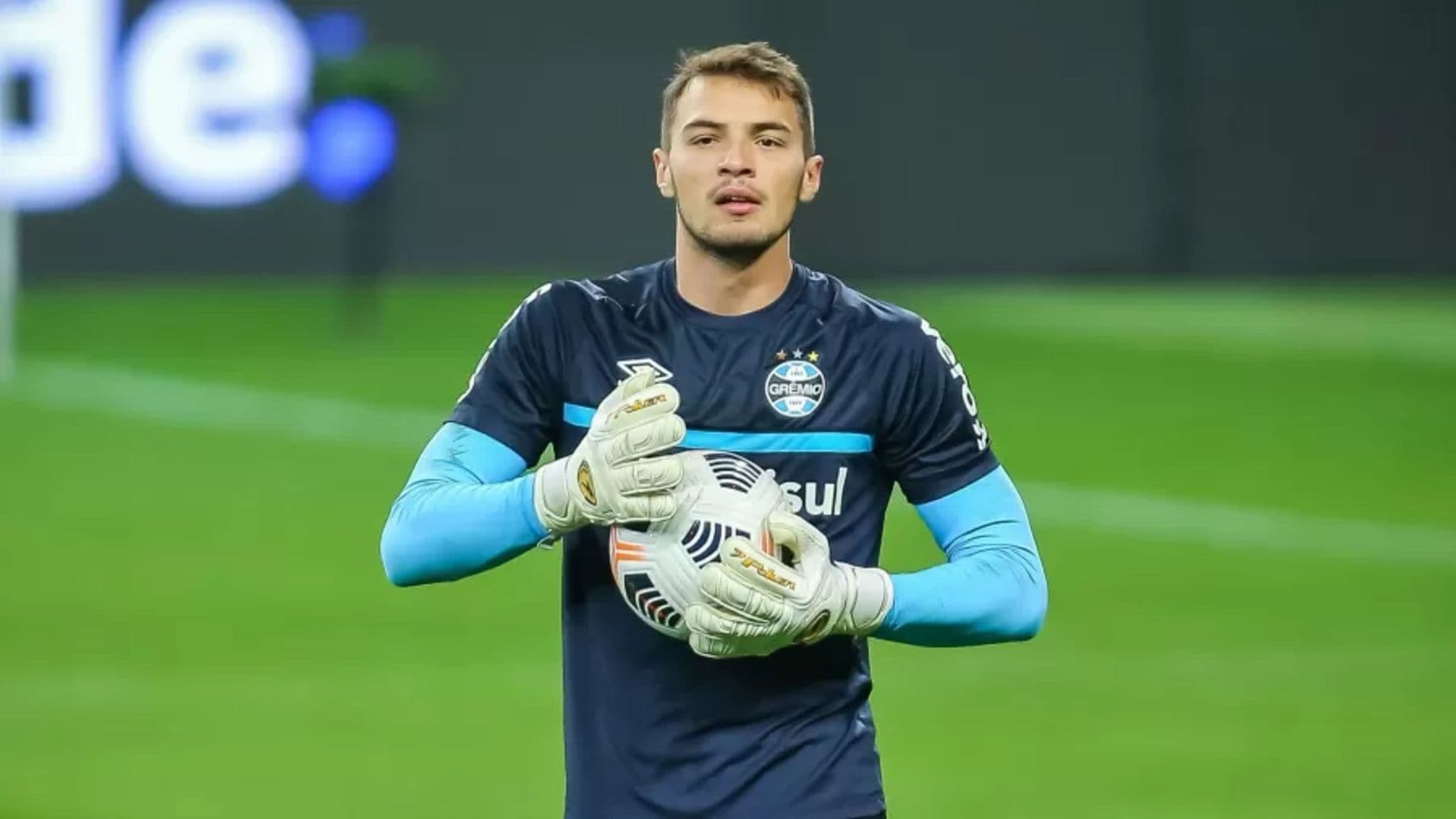 O goleiro Gabriel Grando, que substituiu Adriel pela indisciplina, foi o destaque do Grêmio na derrota por 1 a 0 para o Cruzeiro no sábado