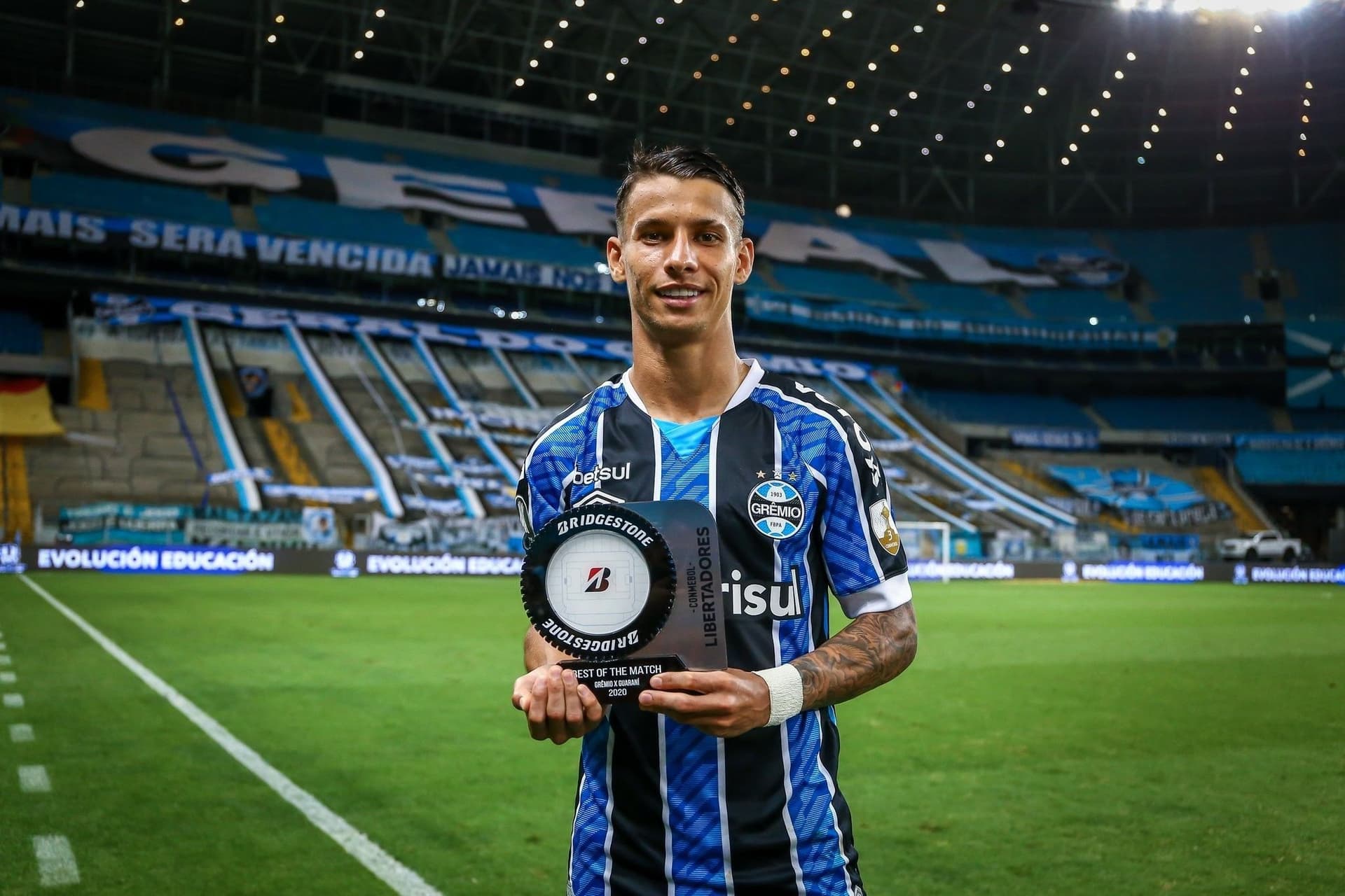 O Grêmio segue atento ao mercado em busca de reforços para a temporada 2023