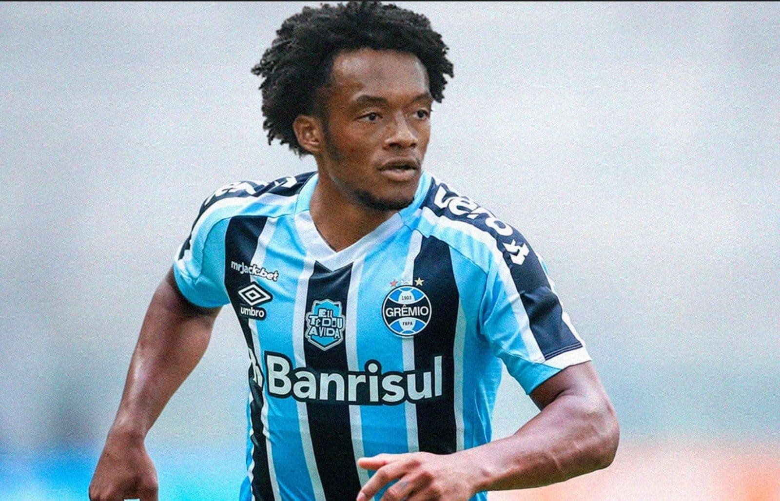 O Grêmio, um dos clubes mais tradicionais do futebol brasileiro, tem se dedicado intensamente à busca por reforços