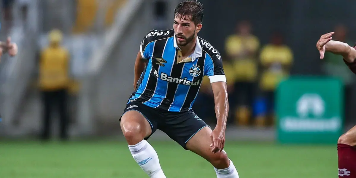 O jogador de 29 anos foi revelado pelo Cruzeiro e já teve passagem pelo Real Madrid. O Grêmio, por sua vez, está disposto a negociar o atleta e tem conversado com os clubes interessados.