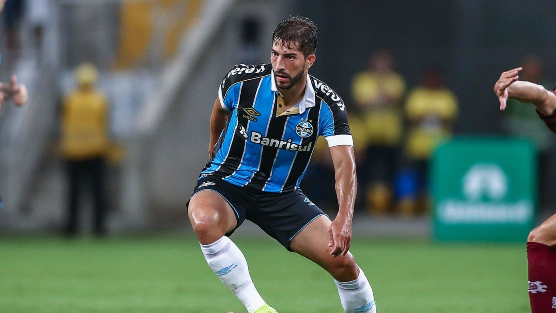 O jogador de 29 anos foi revelado pelo Cruzeiro e já teve passagem pelo Real Madrid. O Grêmio, por sua vez, está disposto a negociar o atleta e tem conversado com os clubes interessados.