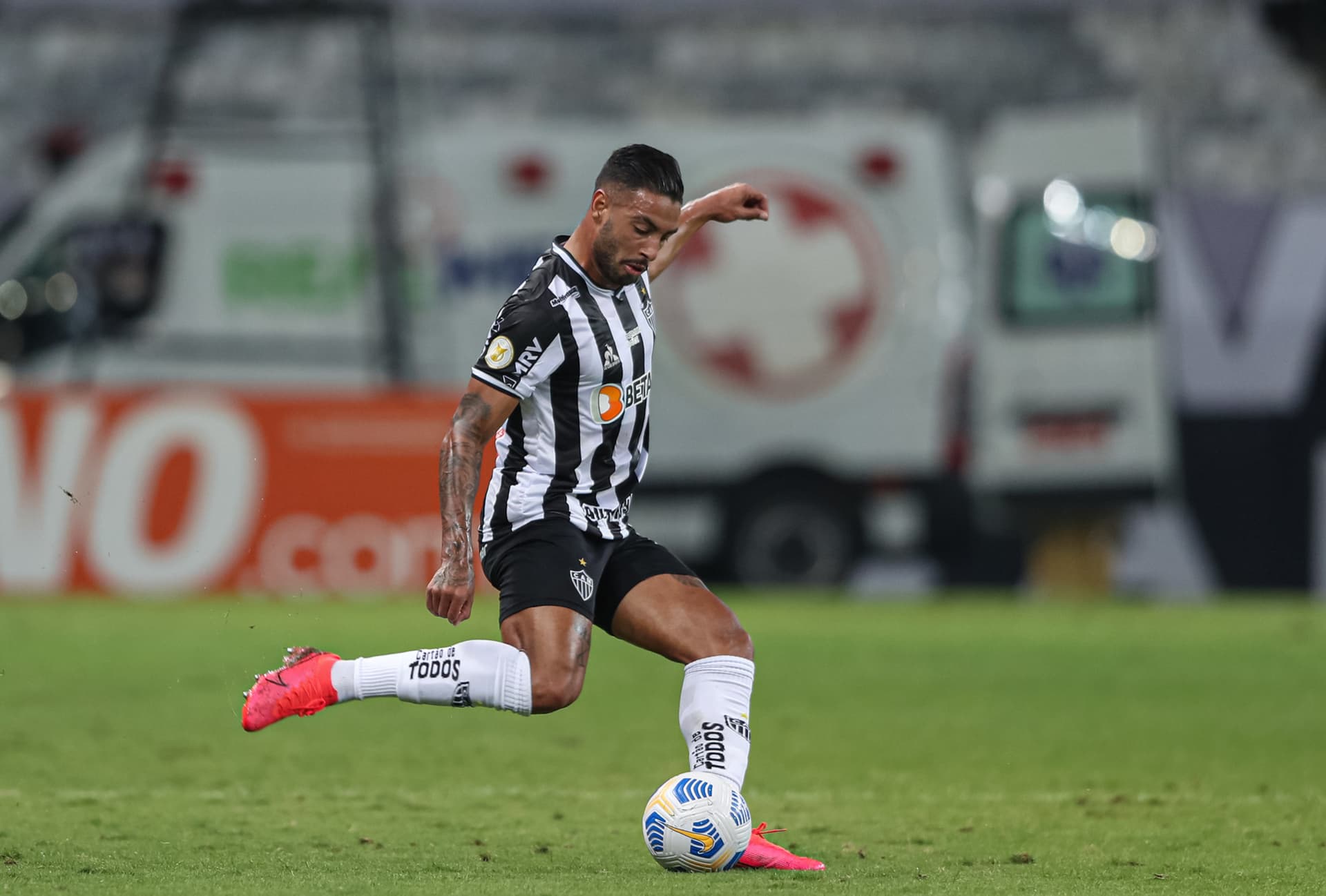O jogador brasileiro tem contrato válido até 2023