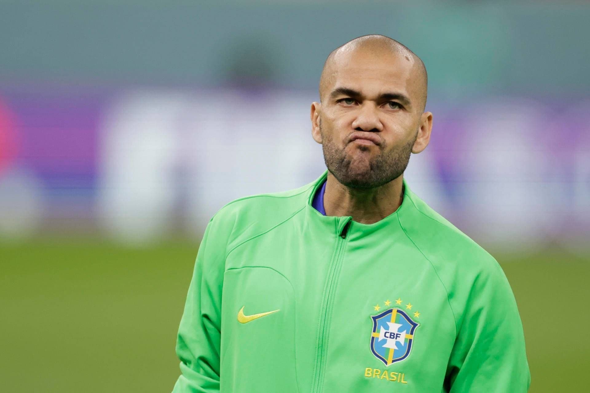 O jogador Daniel Alves deixou a prisão em Barcelona pela primeira vez nesta segunda para depor no Tribunal Superior de Justiça da Catalunha
